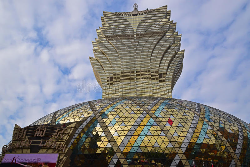 grand-lisboa-hotel-macau-resembling-leaves-pattern-semiphere-hotel-name-visible-sphere-half-bl...jpg